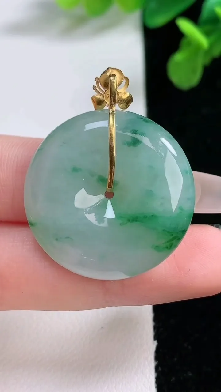天然A货翡翠平安扣吊坠，尺寸28.4-6.5，重量:11.02g
1月2日