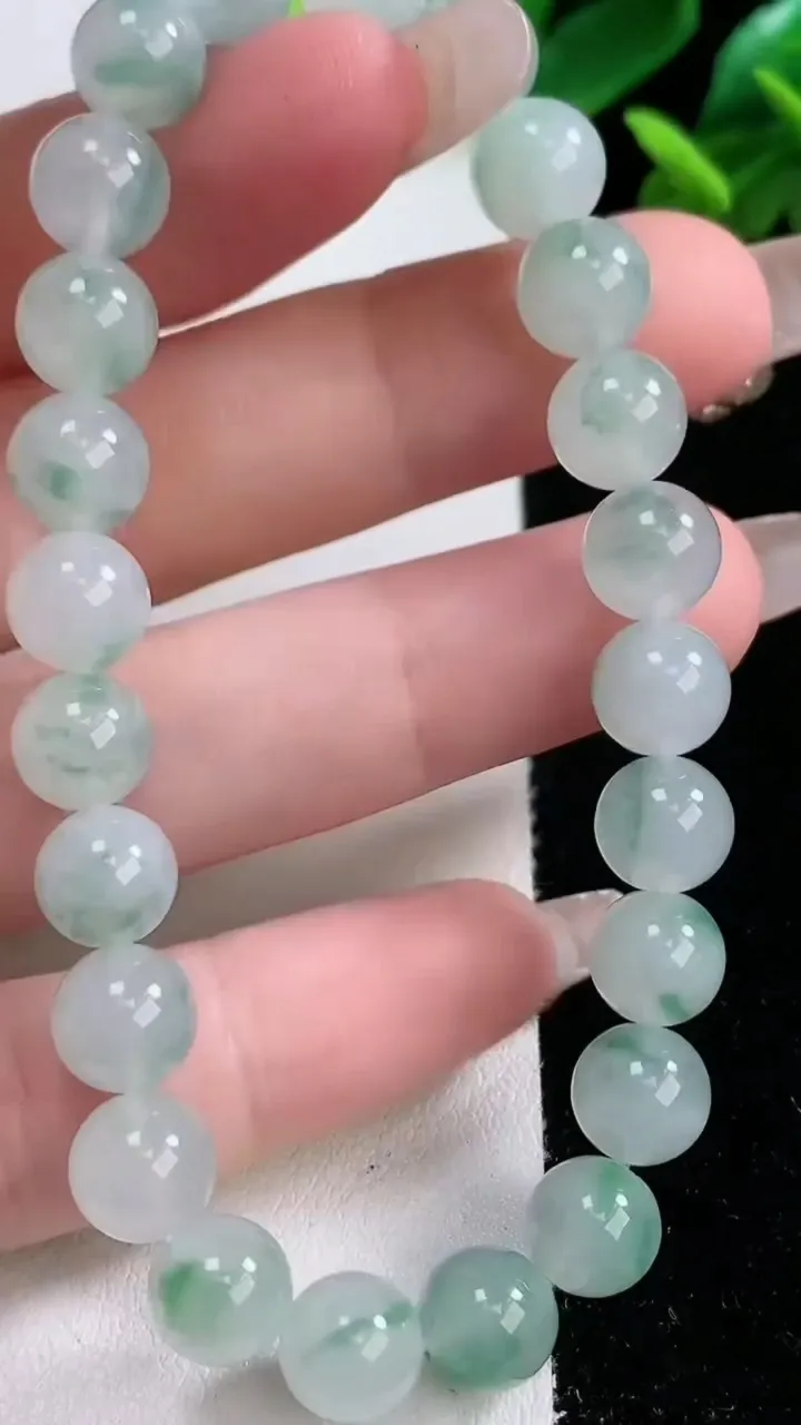 天然A货翡翠种飘花圆珠手串24颗，尺寸8，重量:21.24g1月2日
工厂直销收藏佳品,种好水足，色泽均匀，有种有色，上手高大气！