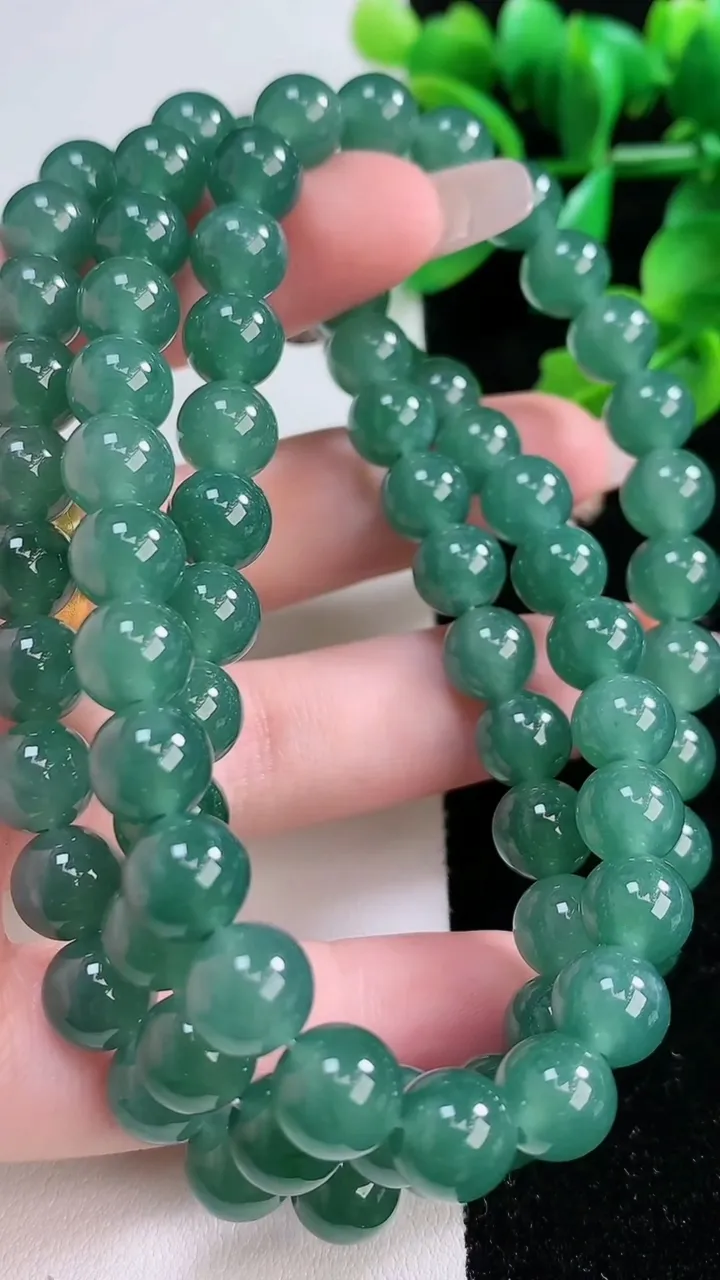 天然A货翡翠圆珠项链80颗，尺寸8.2，重:78.95g
1月2日