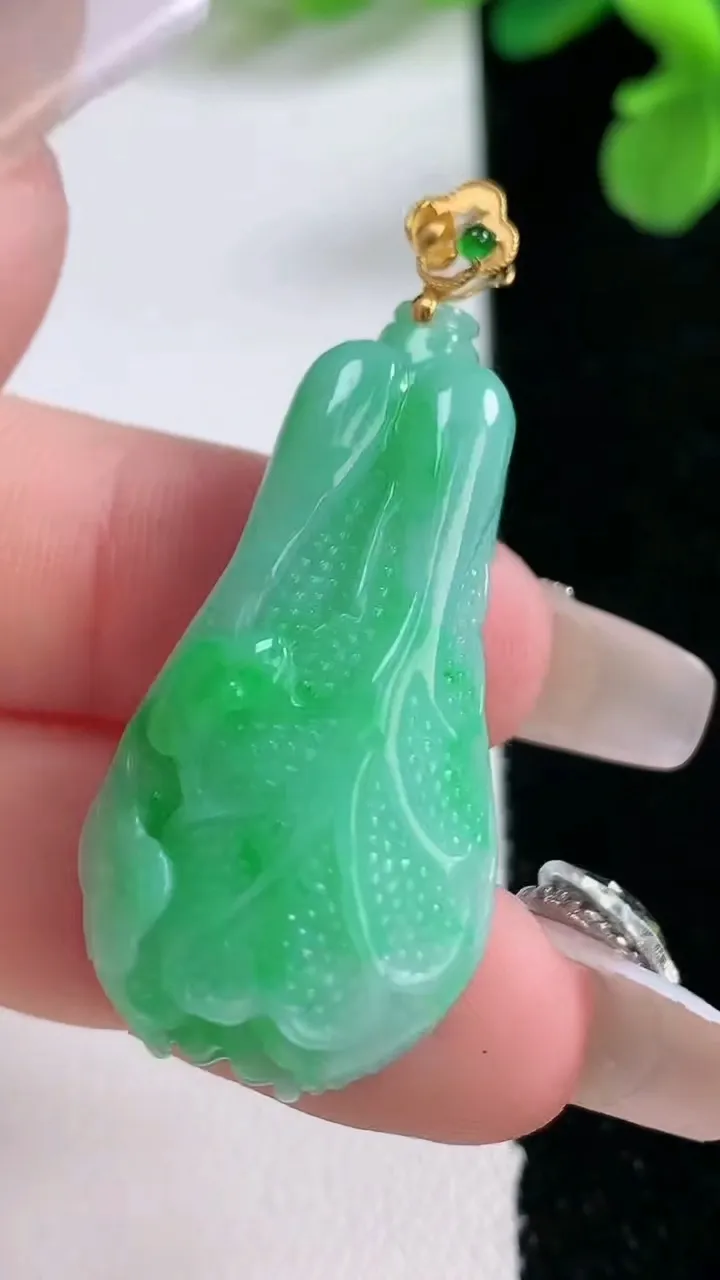天然A货翡翠白菜吊坠，尺寸35.2-18.8-9.8，重量:10.68g
1月2日