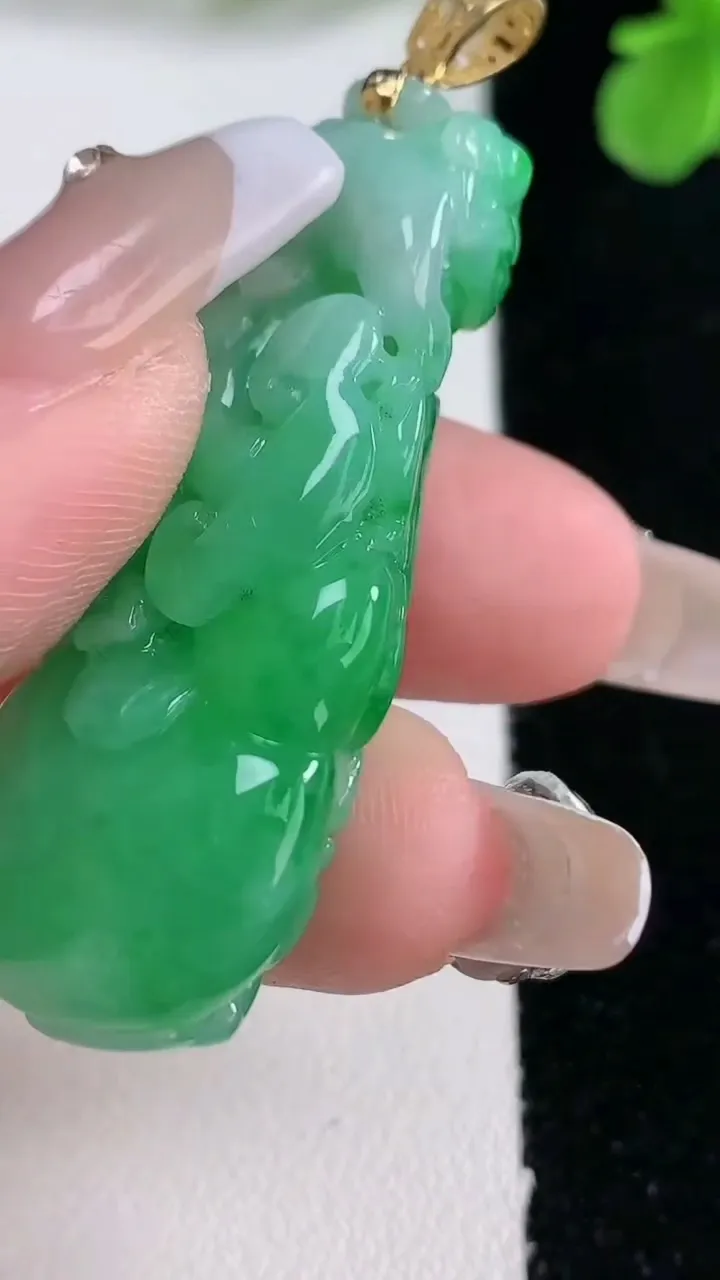 天然A货翡翠葫芦吊坠，尺寸47-18.2-11.2，重量:18.44g
1月2日