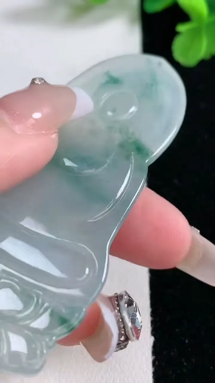 天然A货翡翠种飘花素衣观音菩萨吊坠，尺寸71-36.2-5.7，重量:28.42g
1月2日