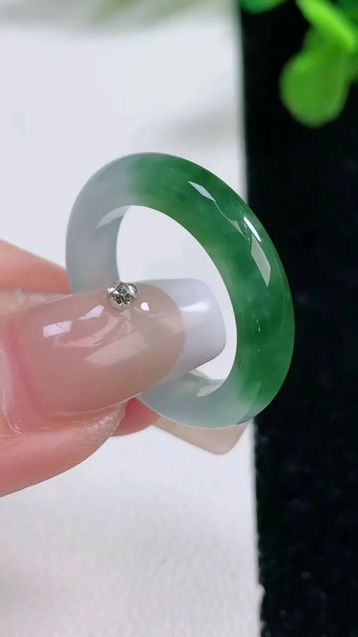 天然A货翡翠指环 戒指，尺寸17.8-4.2-3.4，重量:3.59g2026年1月2日
工厂直销收藏佳品,种好水足，色泽均匀，有种有色，上手高大气！