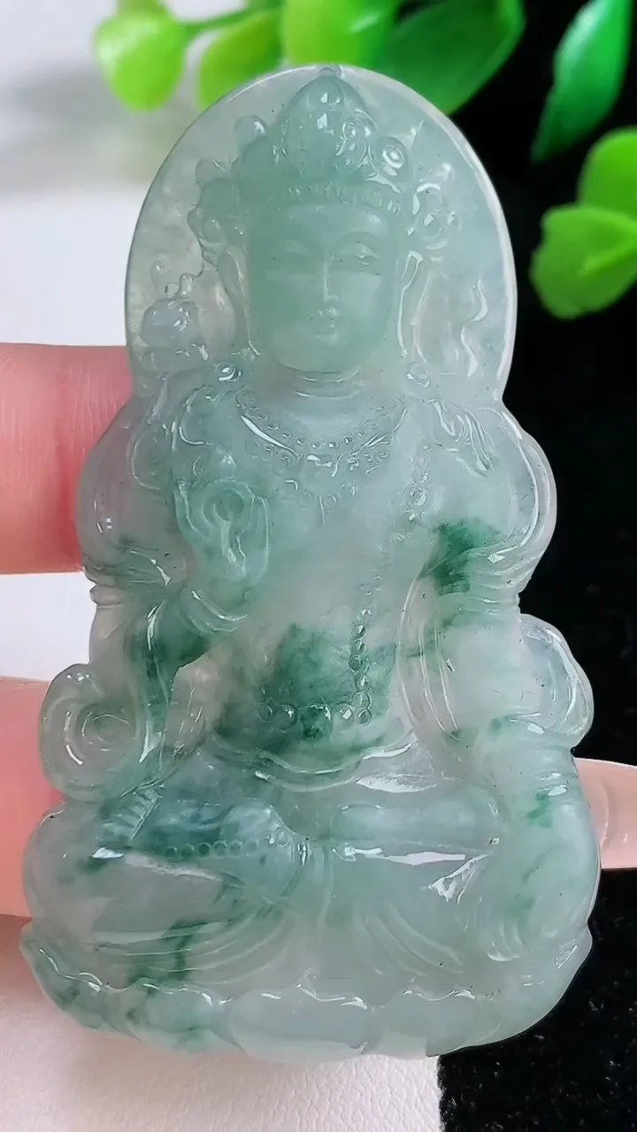 天然A货翡翠冰种飘花度母观音菩萨吊坠，尺寸64.7-36.6-6.5，重:23.80g
1月2日