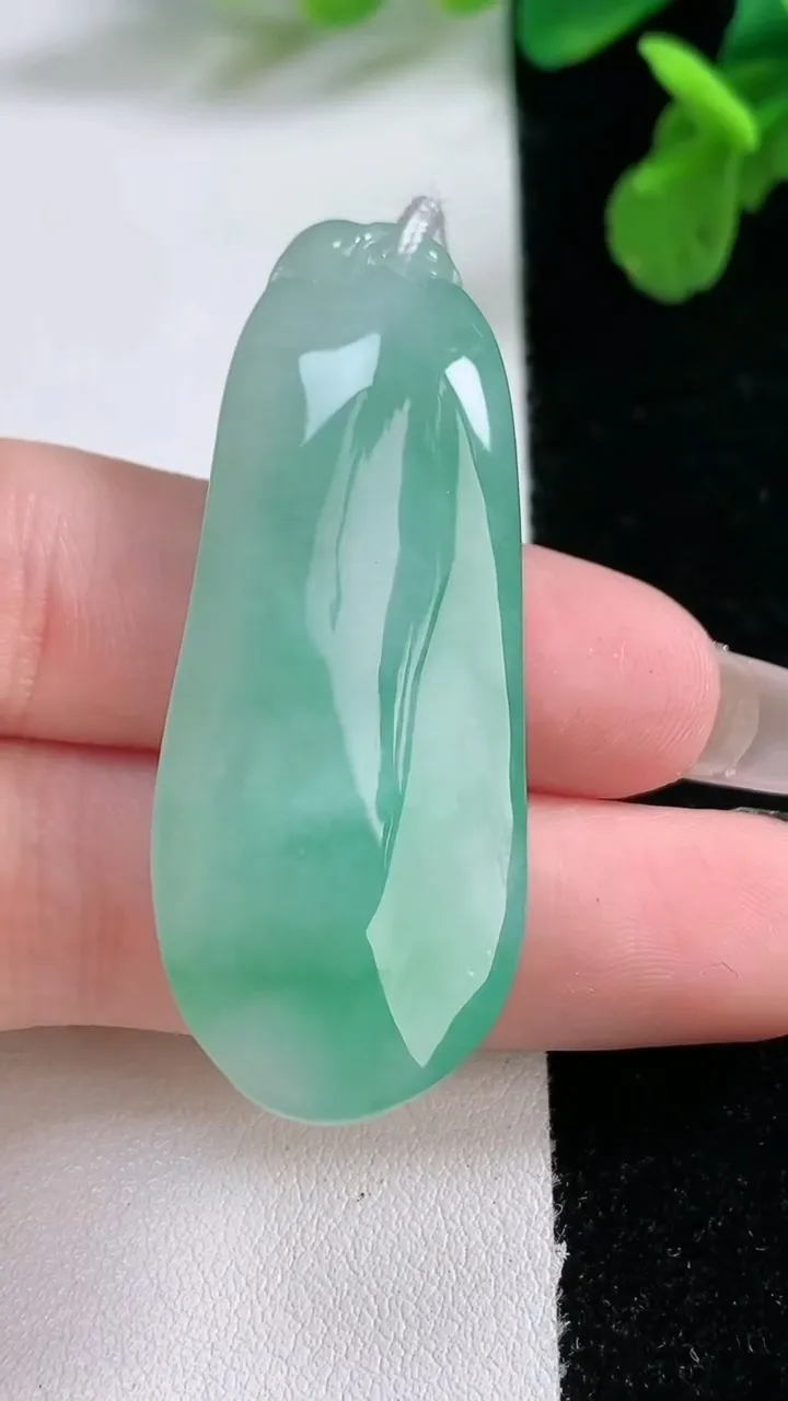 天然A货翡翠福瓜吊坠，尺寸48-18.6-11.5，重量:18.27g
1月2日