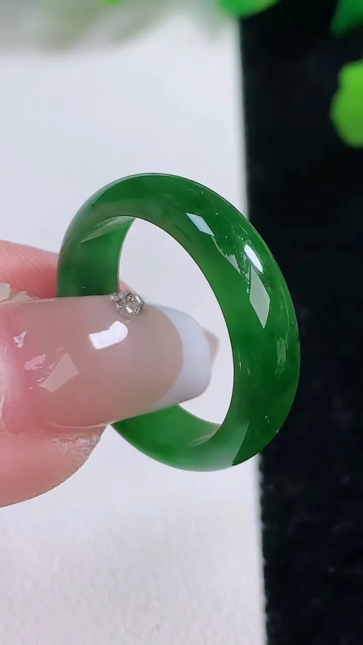 天然A货翡翠指环 戒指，尺寸18.7-3-6，重:2.89g2026年1月2日
工厂直销收藏佳品,种