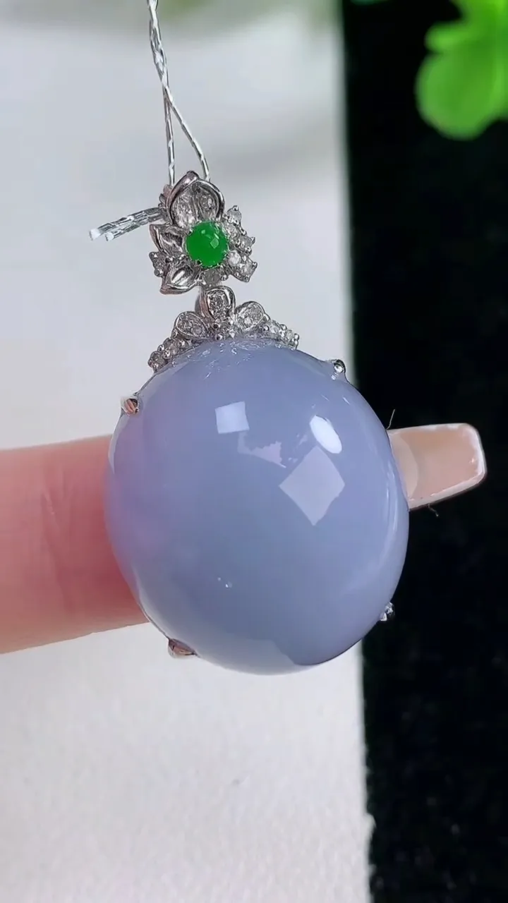 天然A货翡翠种紫罗兰蛋面吊坠，尺寸31.5-31-18.6-13，重量:9.62g
1月2日
