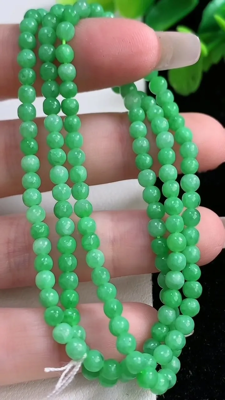天然A货翡翠小米圆珠项链148颗，尺寸3.7，重量:14.30g
1月2日