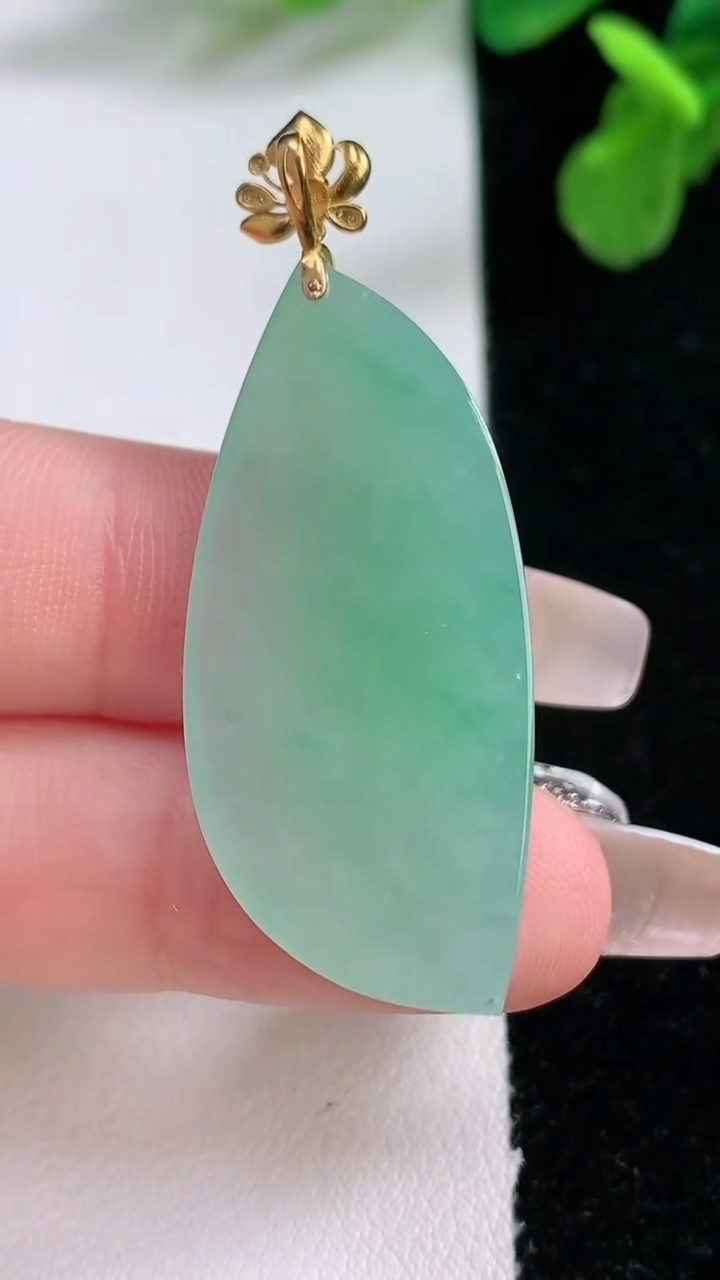 天然A货翡翠随形吊坠，尺寸37.3-18-9，重量:9.17g
1月2日