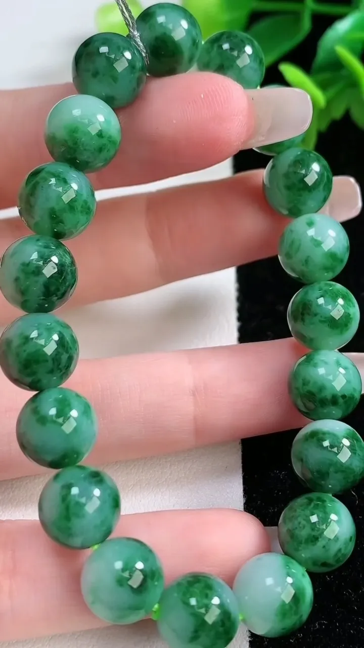 天然A货翡翠圆珠手串19颗，尺寸10.3，重量:32.17g1月2日
工厂直销收藏佳品,种好水足，色泽均匀，有种有色，上手高大气！