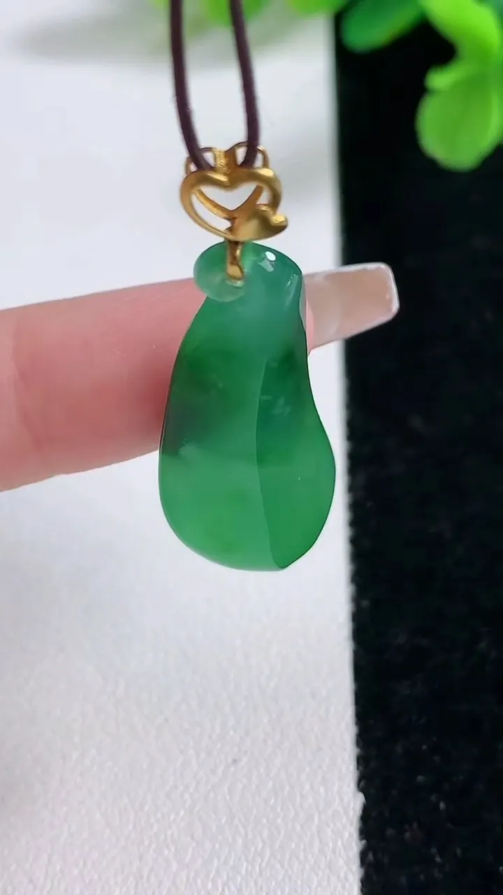 天然A货翡翠福瓜吊坠，尺寸31-13.8-7，重量:4.70g
1月2日