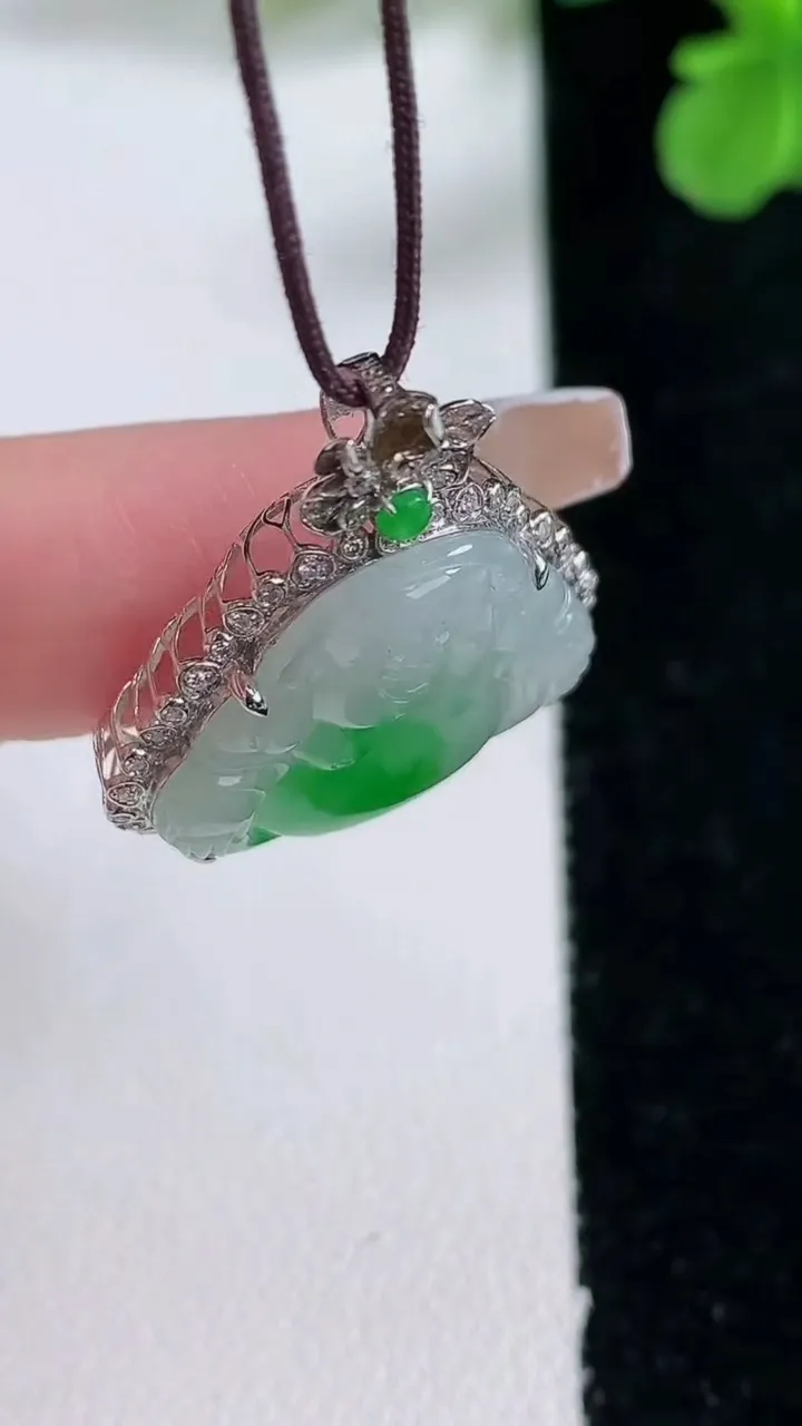 天然A货翡翠佛公吊坠，尺寸27.2-23.3-6.7裸石18-20.7，重量:4.06g
1月2日