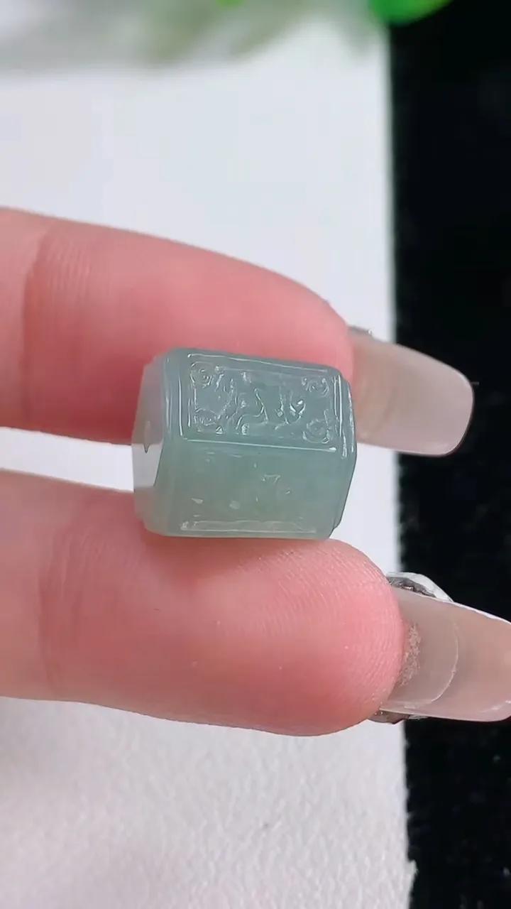 天然A货翡翠六字真言 路路通吊坠，尺寸12.5-16，重量:4.29g
1月2日