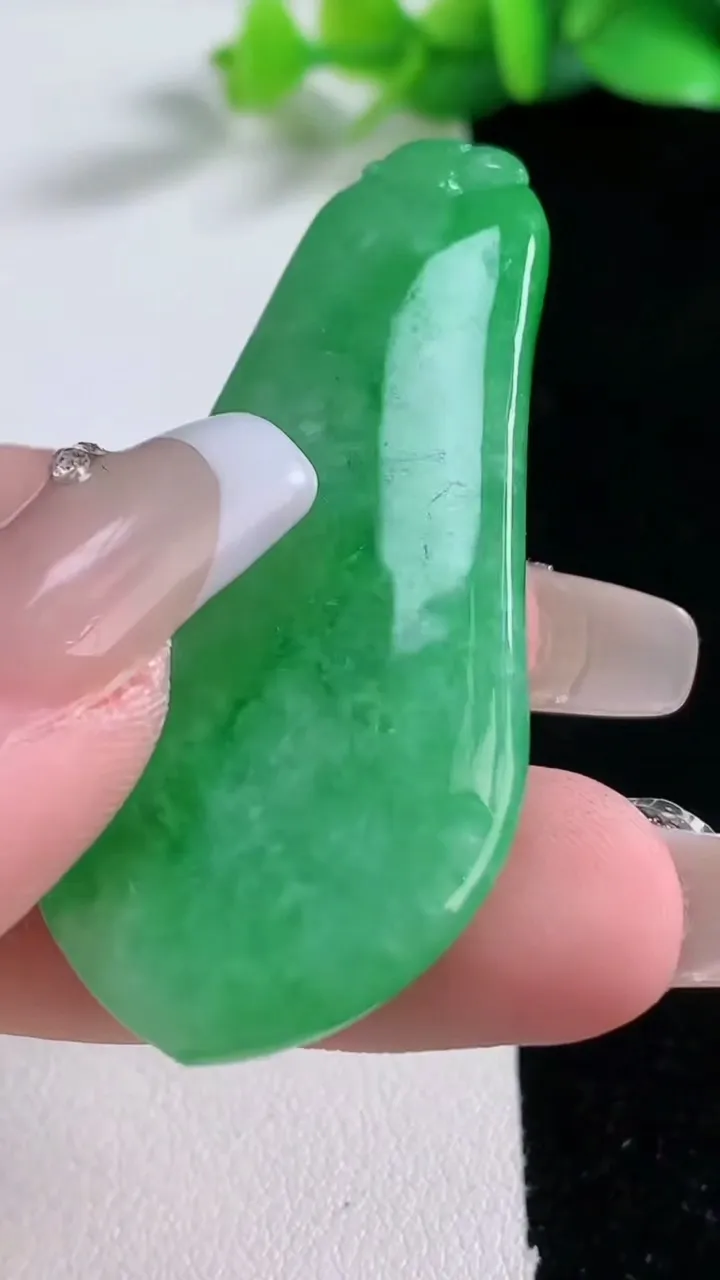 天然A货翡翠福瓜吊坠，尺寸50-24-7.5，重:17.34g
1月2日