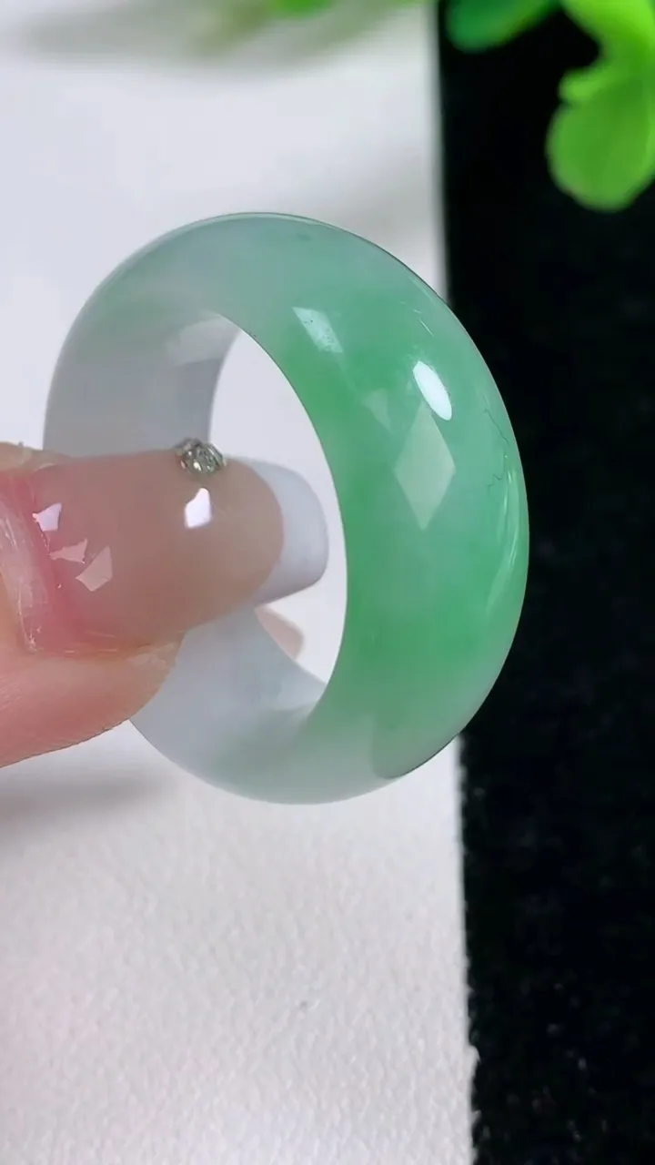 天然A货翡翠指环 扳指 戒指，尺寸21.6-11-5.2，重量:13.36g2026年1月2日
工厂直销收藏佳品,种好水足，色泽均匀，有种有色，上手高大气！