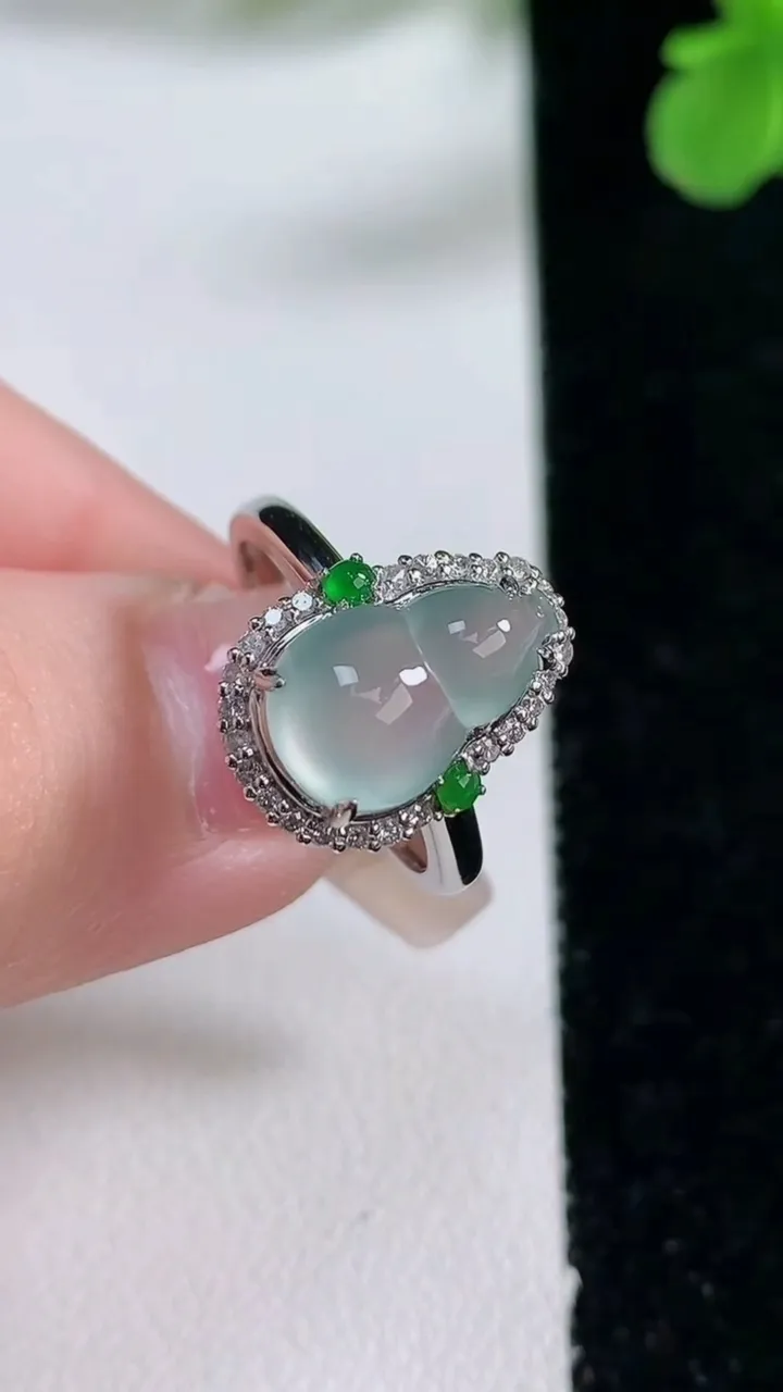 天然A货翡翠葫芦戒指，尺寸17-12-7.7-8.7，重量:2.98g2026年1月2日
工厂直销收藏佳品,种好水足，色泽均匀，有种有色，上手高大气！