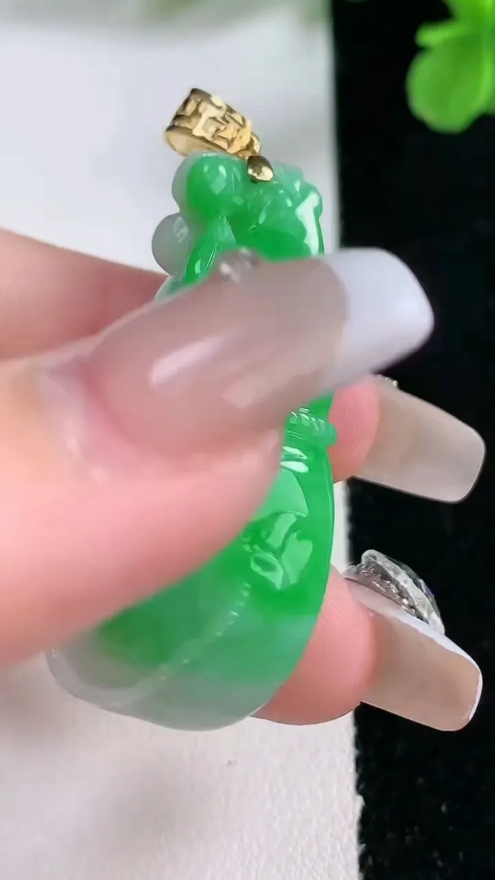 天然A货翡翠葫芦吊坠，尺寸41.6-21.8-11.7，重量:15.76g
1月2日