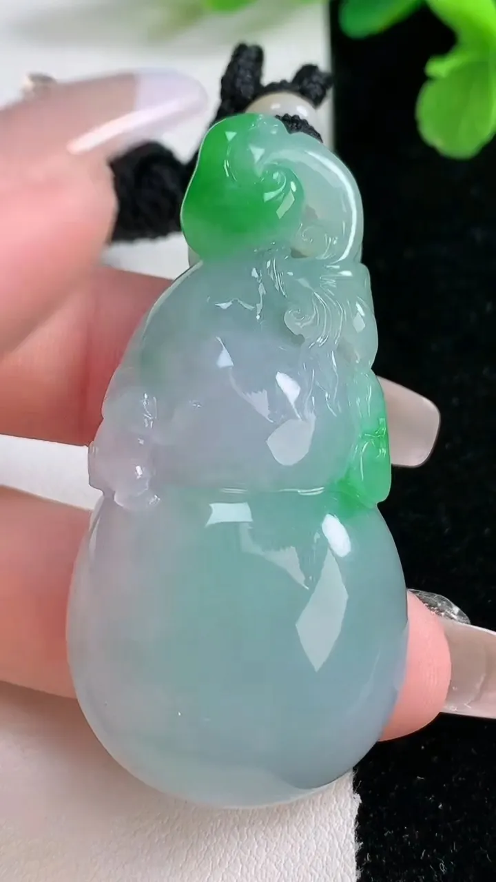 天然A货翡翠葫芦吊坠，尺寸54.8-27-12.3，重量:34.91g
1月2日