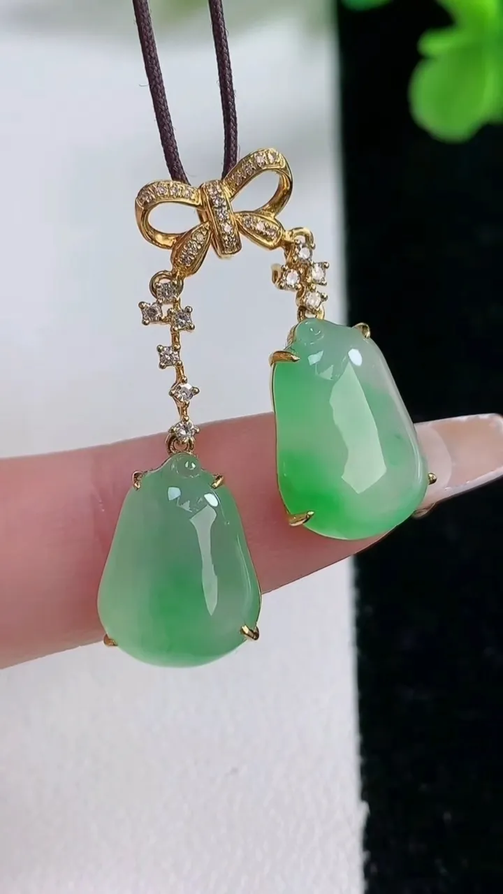 天然A货翡翠福瓜吊坠，尺寸15.4-11-4，重量:3.84g
1月2日