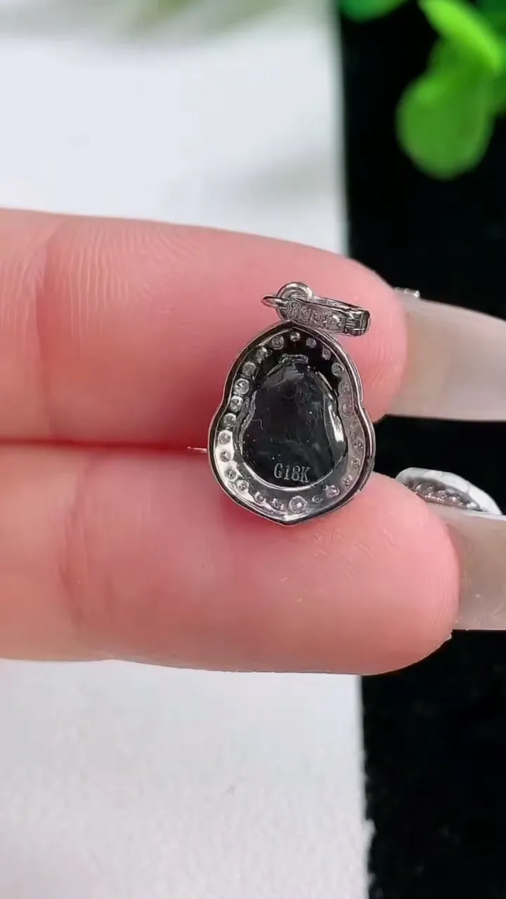 天然A货翡翠葫芦吊坠，尺寸20.6-10-6裸石8-6.2，重量:1.08g
1月2日