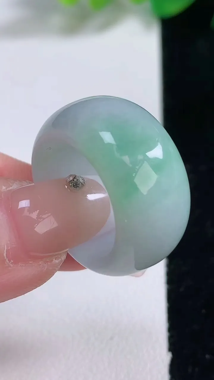 天然A货翡翠指环 扳指 戒指，尺寸17.3-11.6-4，重量:10.15g2026年1月2日
工厂
