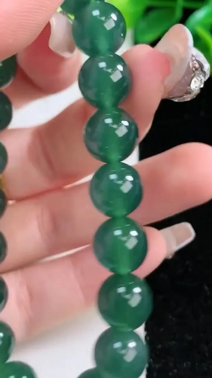 天然A货翡翠圆珠手串20颗，尺寸9.8，重量:33.20g1月2日
工厂直销收藏佳品,种好水足，色泽均匀，有种有色，上手高大气！