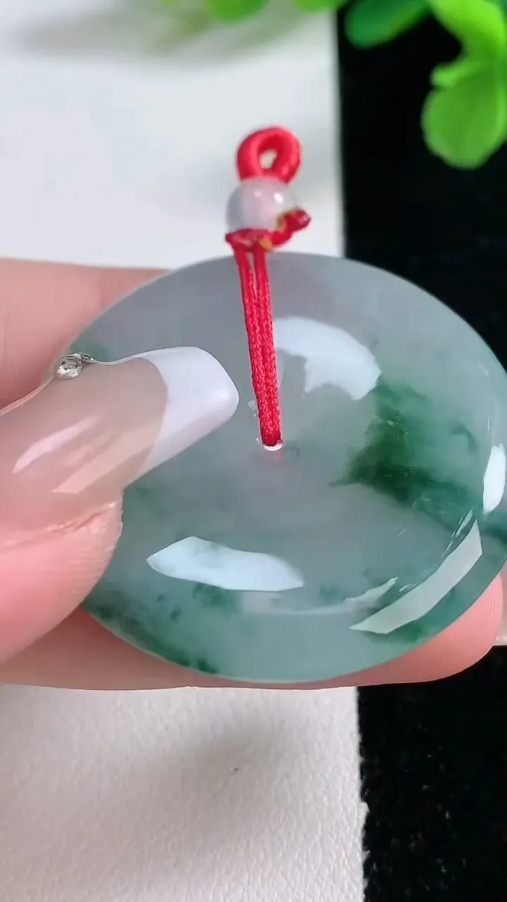 天然A货翡翠冰种飘花平安扣吊坠，尺寸37.6-5.6，重量:17.27g
1月2日