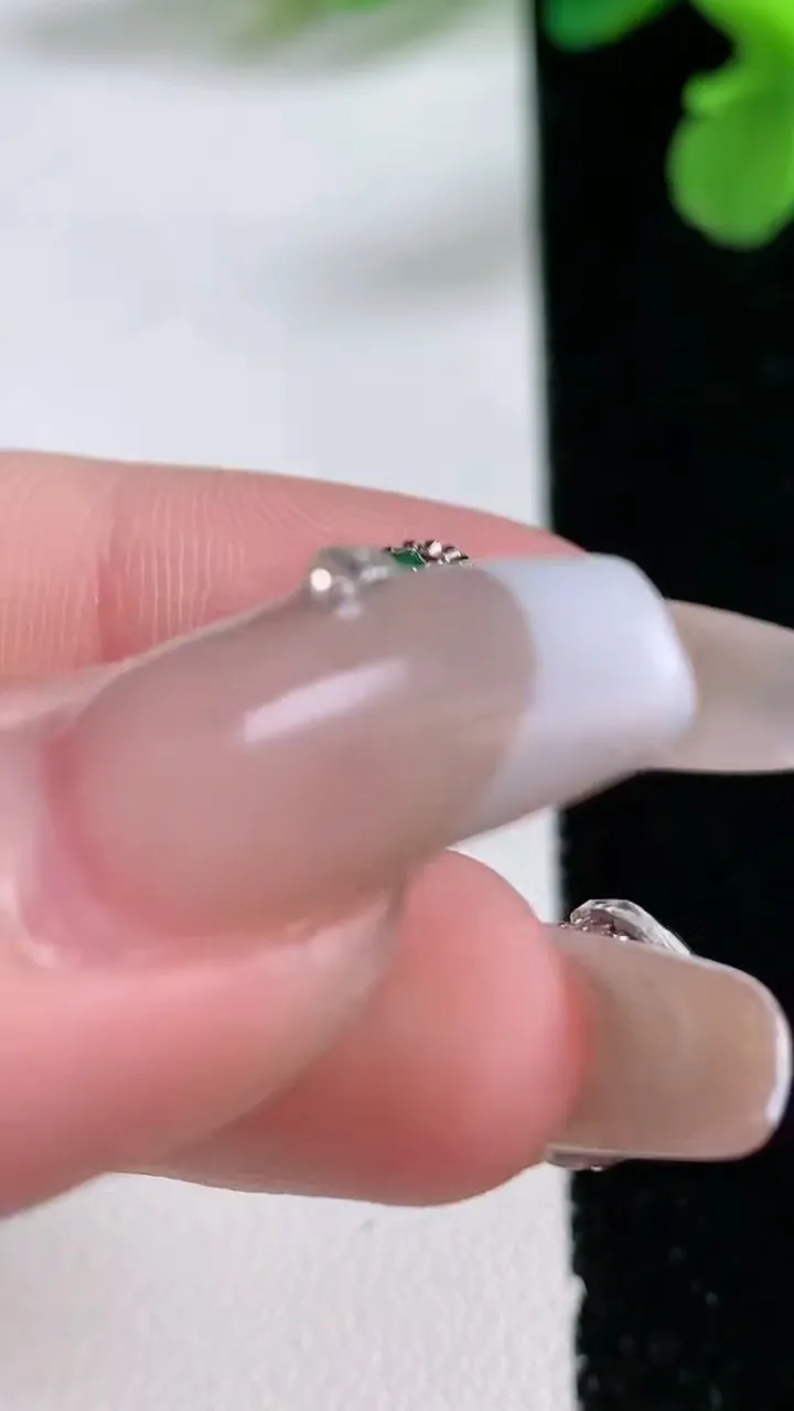 天然A货翡翠平安扣吊坠，尺寸24-18.3-4.8裸石16.7，重量:2.83g
1月2日