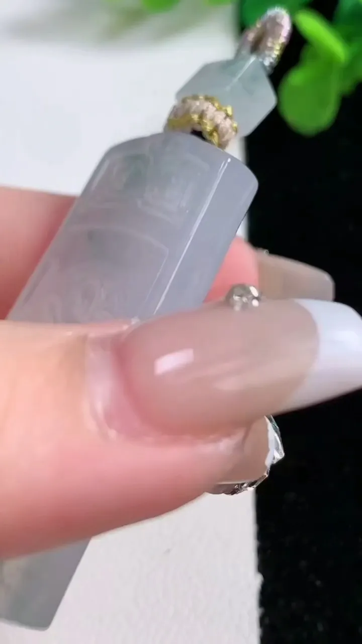 天然A货翡翠冰种飘花仿古无事牌吊坠，尺寸49.4-26.4-5，重量:20.85g
1月2日