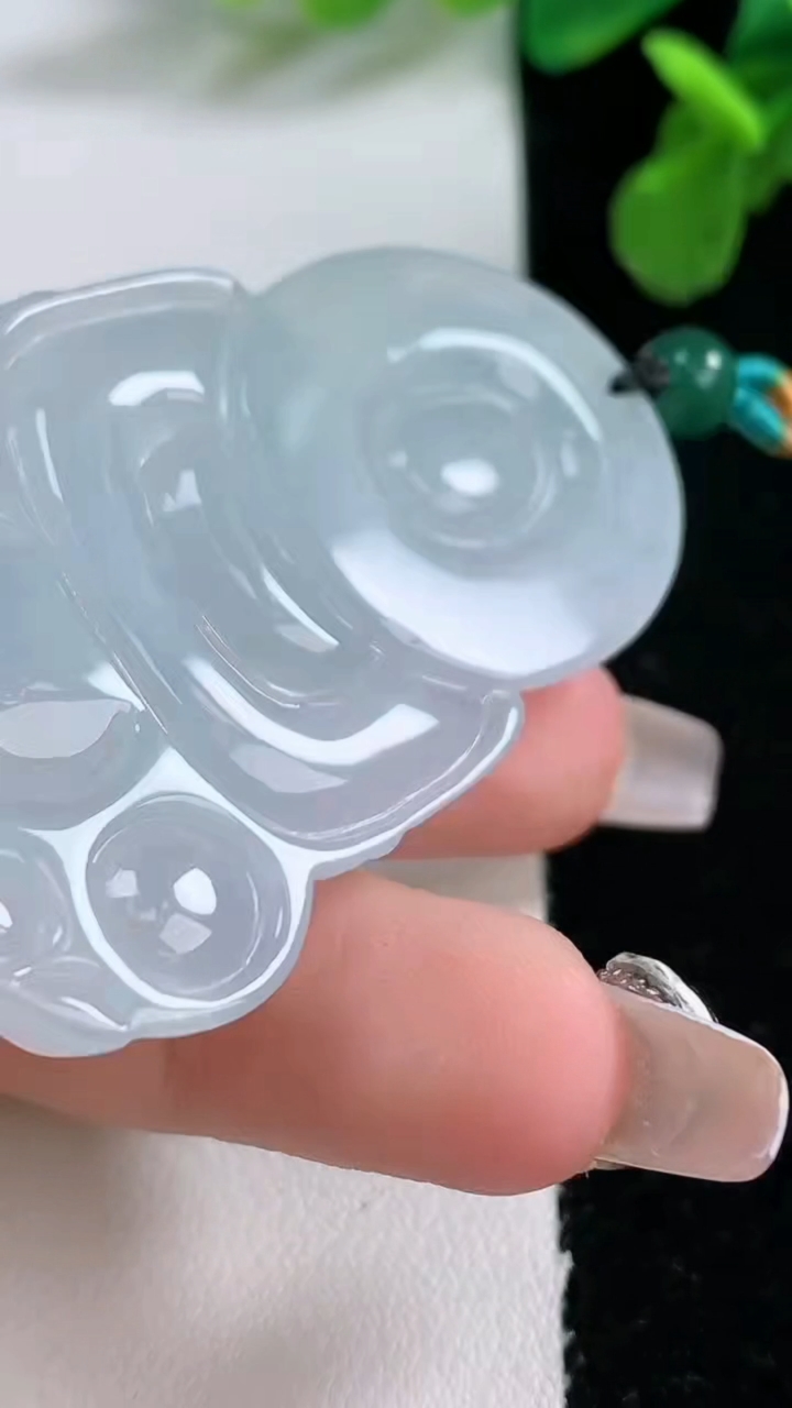 天然A货翡翠观音菩萨吊坠，尺寸56-38.6-5.5，重量:20.14g
1月2日