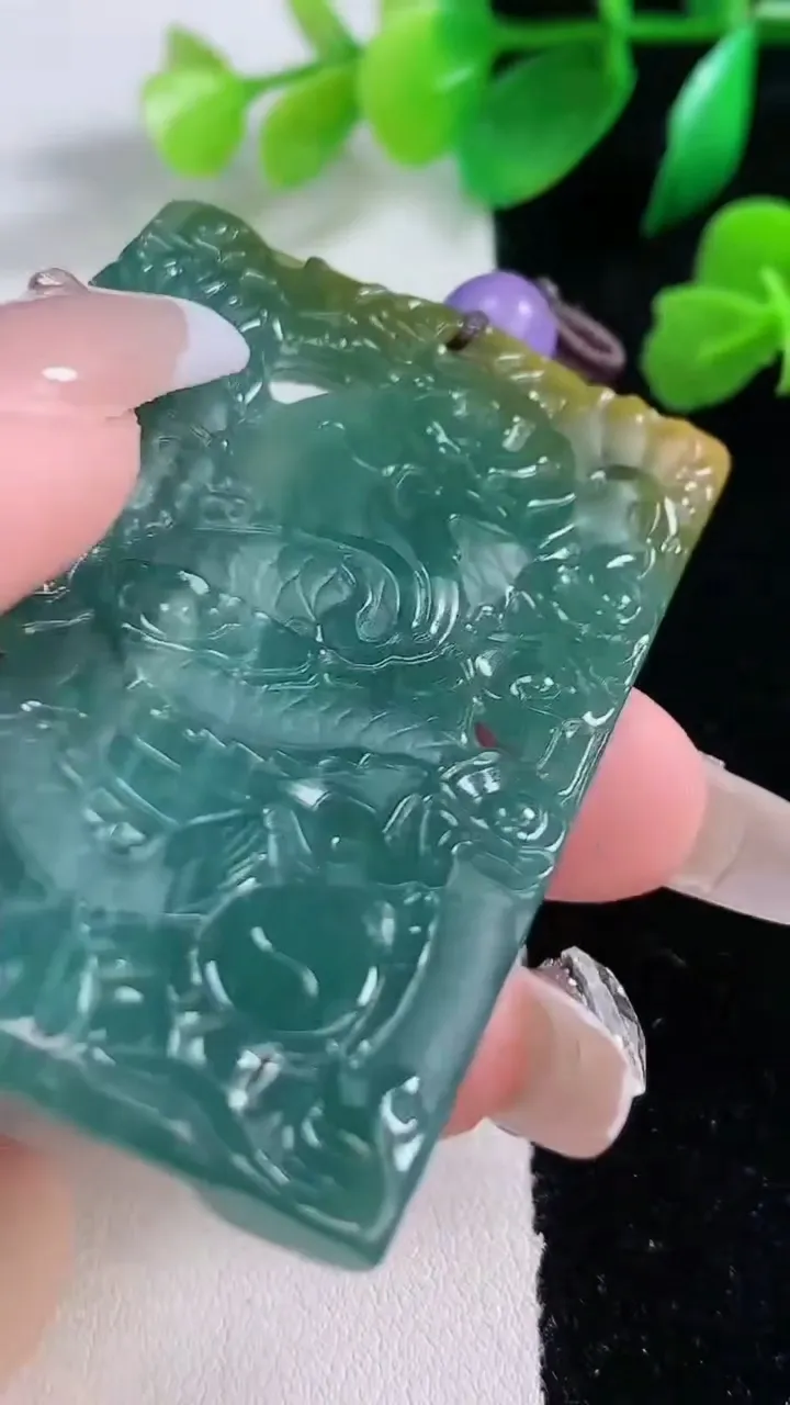 天然A货翡翠双彩蓝水祥龙观音菩萨吊坠，尺寸60-40-7，重:36.63g
1月2日