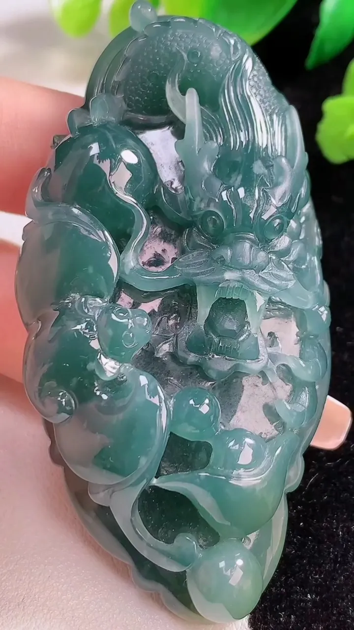 天然A货翡翠龙牌吊坠，尺寸77-38-17，重:80.17g
1月2日