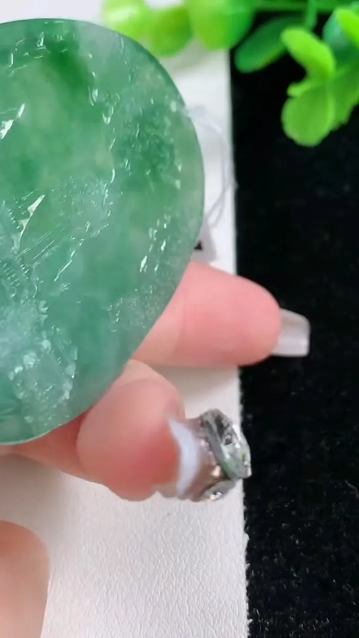 天然A货翡翠山水牌吊坠，尺寸62-43-6.5，重量:38.45g
1月2日