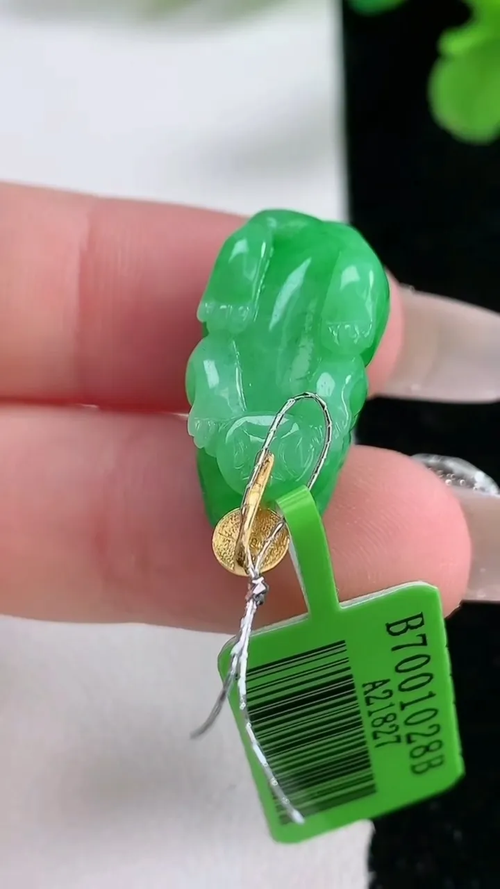 天然A货翡翠貔貅吊坠，尺寸21.4-12-10.4，重量:5.40g
1月2日