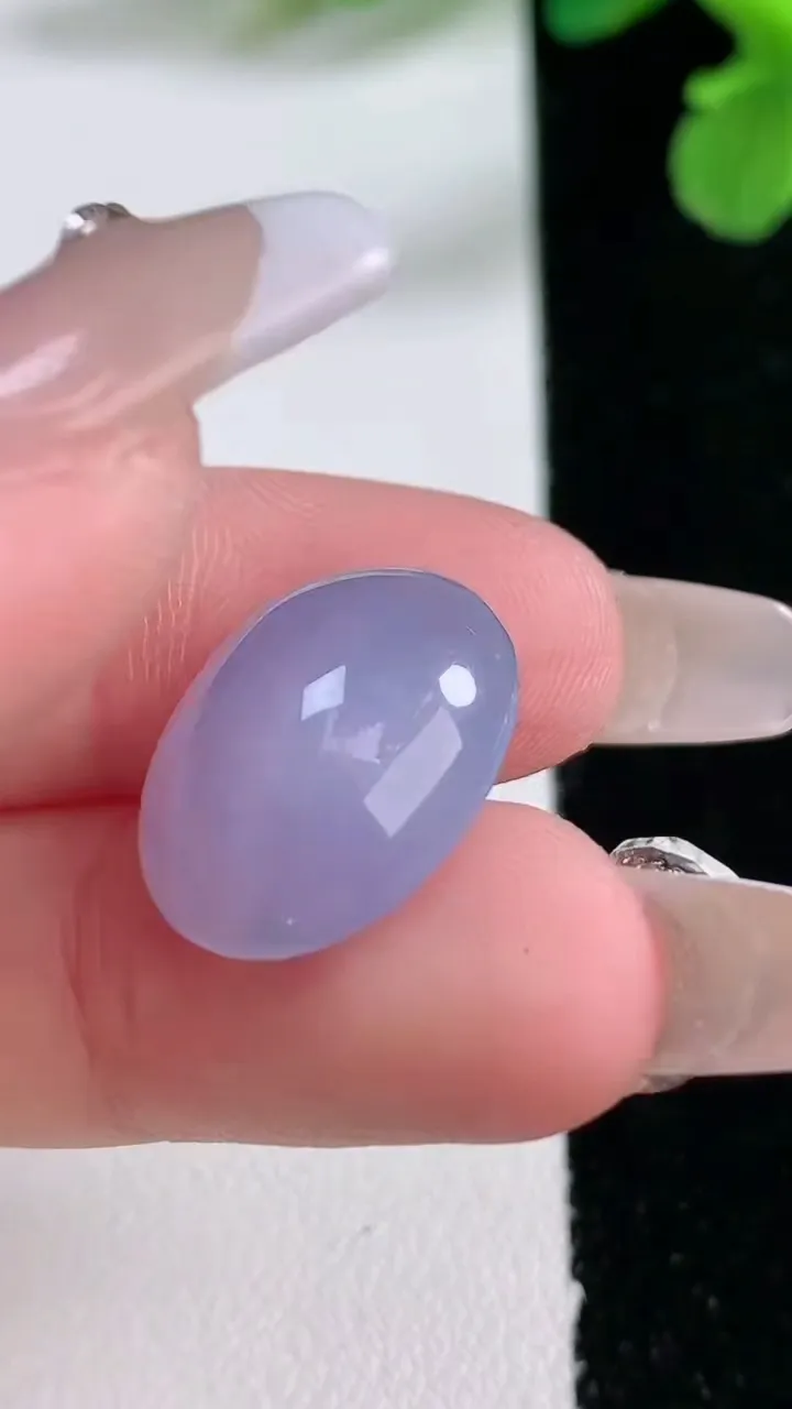 天然A货翡翠冰种紫罗兰蛋面镶嵌件，尺寸18-14.4-8.2，重量:3.44g
1月2日