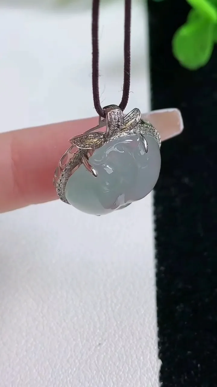 天然A货翡翠寿桃吊坠，尺寸24.7-18.8-7.6裸石18.3-16.5，重量:4.53g
1月2日