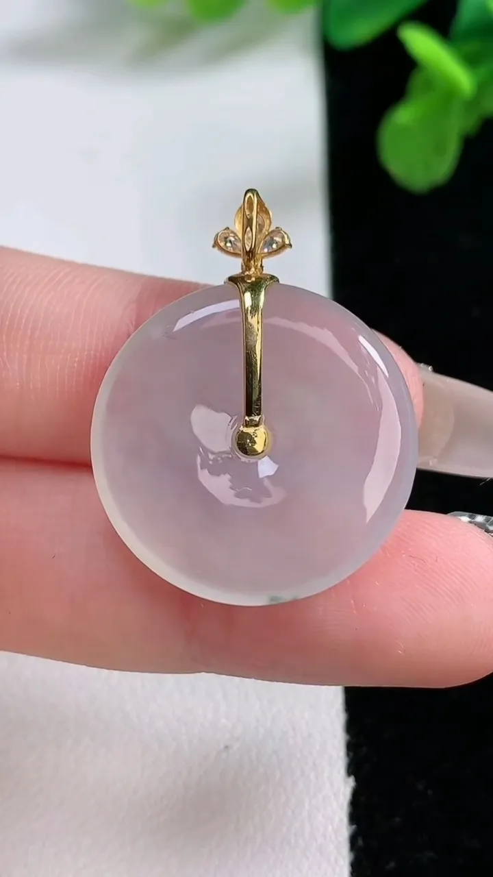 天然A货翡翠种白冰平安扣吊坠，尺寸23.4-4，重量:4.93g
1月2日