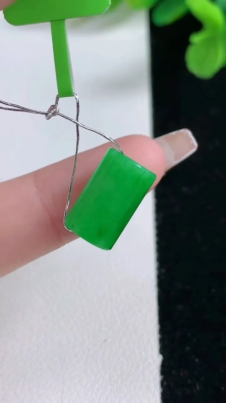 天然A货翡翠路路通吊坠，尺寸13-8.2，重量:1.99g
1月2日