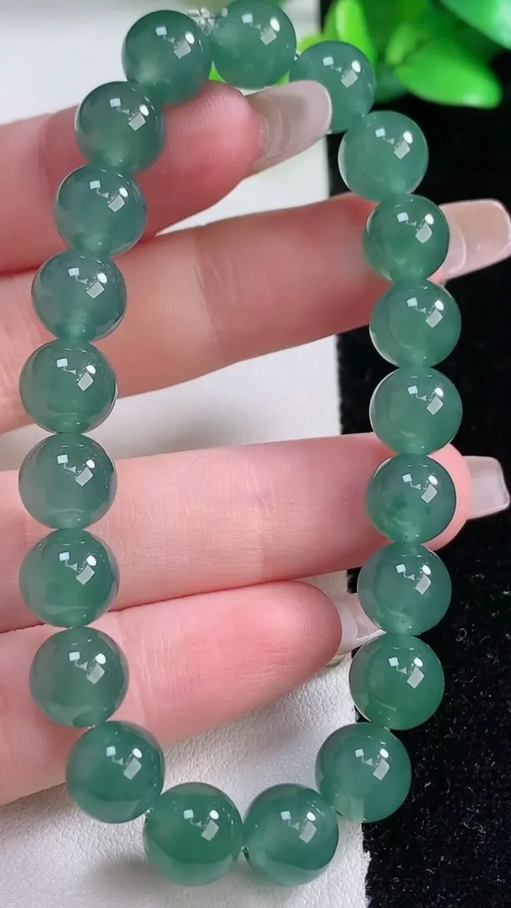 天然A货翡翠种蓝水圆珠手串21颗，尺寸8.8，重:24.38g1月2日
工厂直销收藏佳品,种好水足，色泽均匀，有种有色，上手高大气！