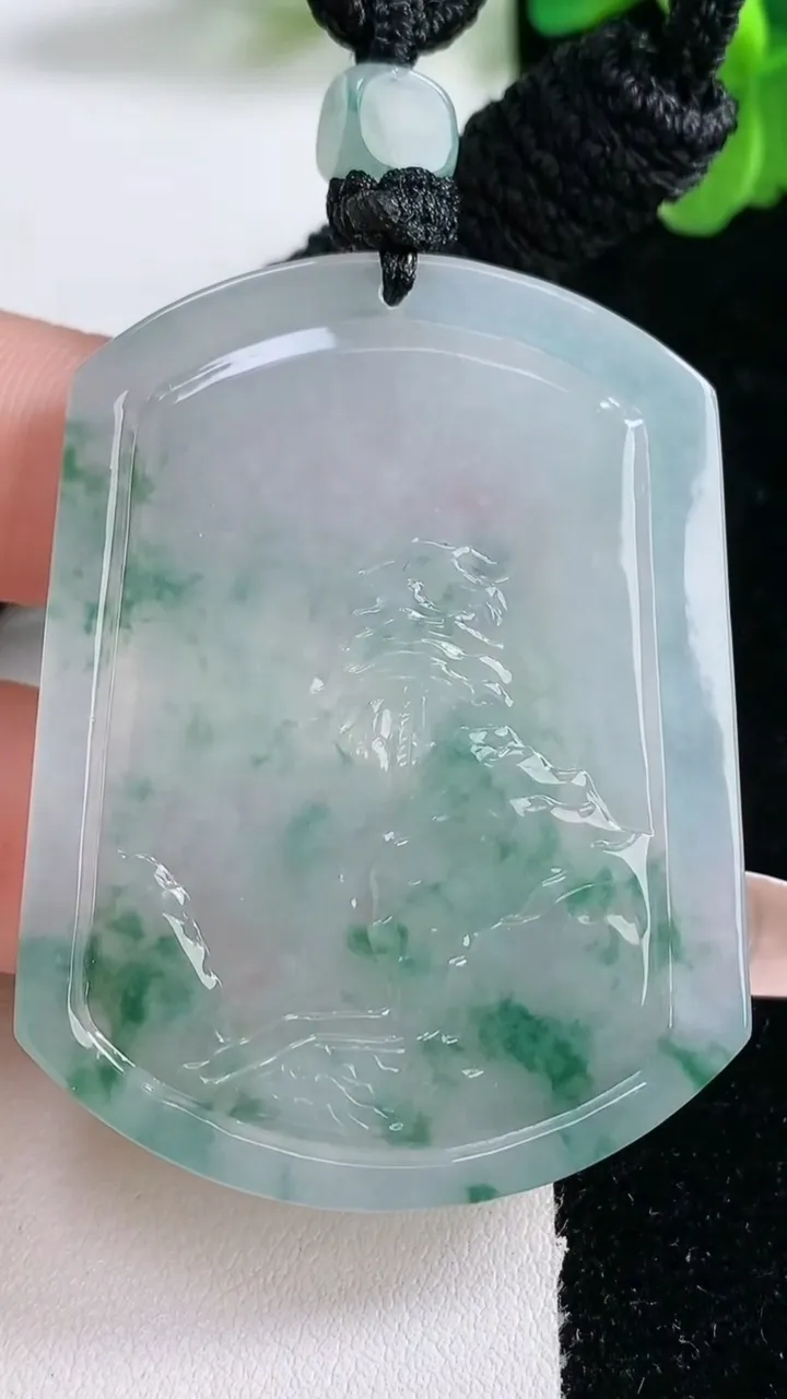 天然A货翡翠种飘花山水牌吊坠，尺寸50.8-39-5，重量:28.56g
1月2日