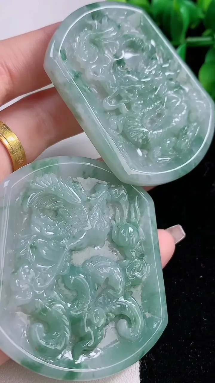 天然A货翡翠飘花龙凤呈祥吊坠一对，尺寸58-48.3-6，重:36.24g
1月2日