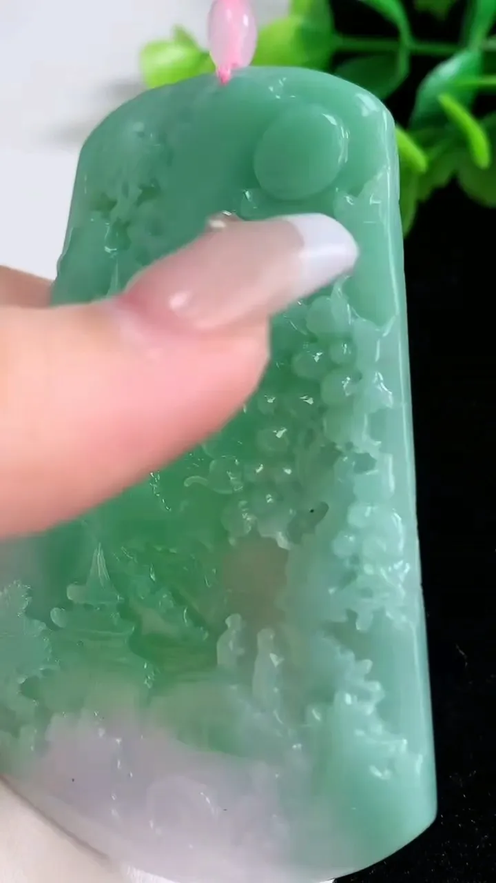 天然A货翡翠山水牌吊坠，尺寸79.8-53-5.6，重量:56.96g
1月2日