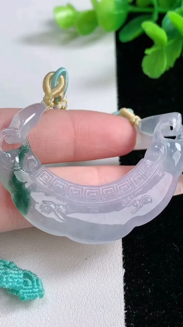 天然A货翡翠冰种飘花平安锁吊坠，尺寸15.8-56.8-6，重量:18.09g
1月2日