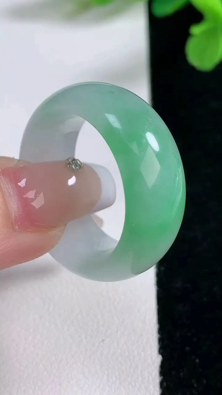 天然A货翡翠指环 扳指 戒指，尺寸21.6-11-5.2，重量:13.36g2026年1月2日
工厂