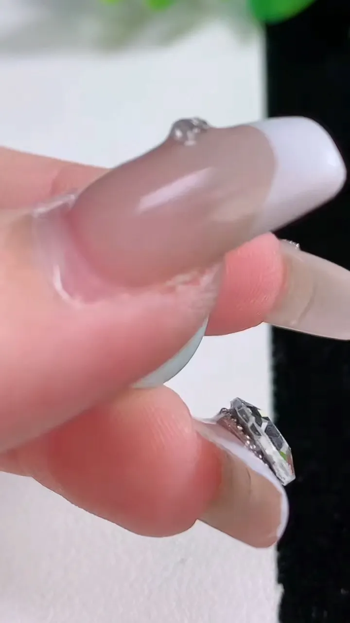 天然A货翡翠路路通吊坠，尺寸12.5-13，重量:4.54g
1月2日