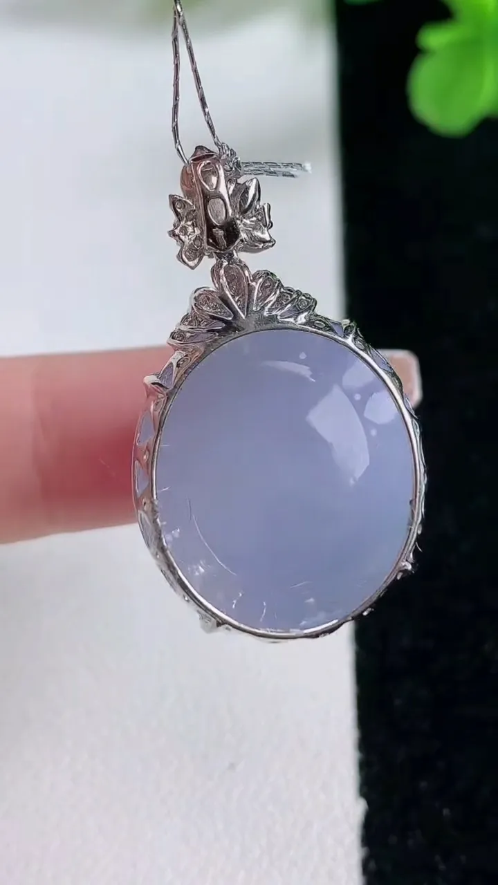 天然A货翡翠种紫罗兰蛋面吊坠，尺寸31.5-31-18.6-13，重量:9.62g
1月2日