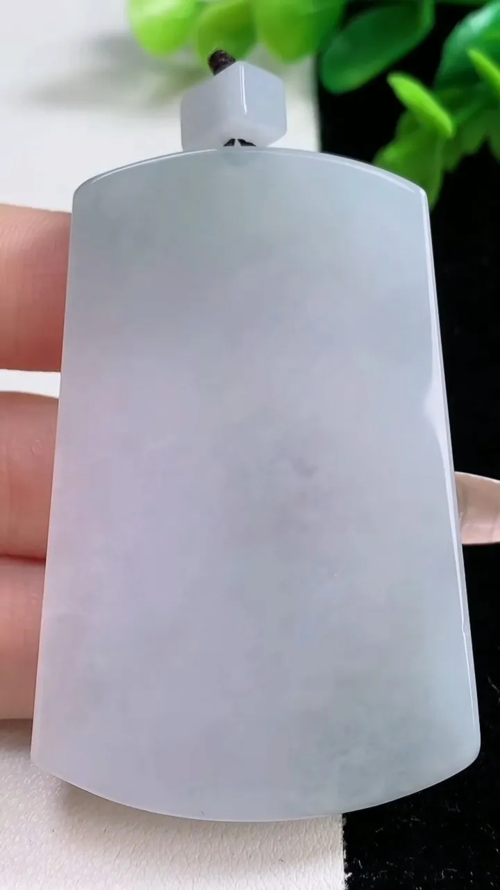 天然A货翡翠无事牌吊坠，尺寸60.7-39.3-5.4，重量:40.21g
1月2日