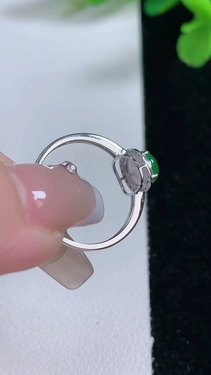 天然A货翡翠蛋面戒指，尺寸17.2-6.6-5.7-5.4，重量:1.37g2026年1月2日
工厂直销收藏佳品,种好水足，色泽均匀，有种有色，上手高大气！