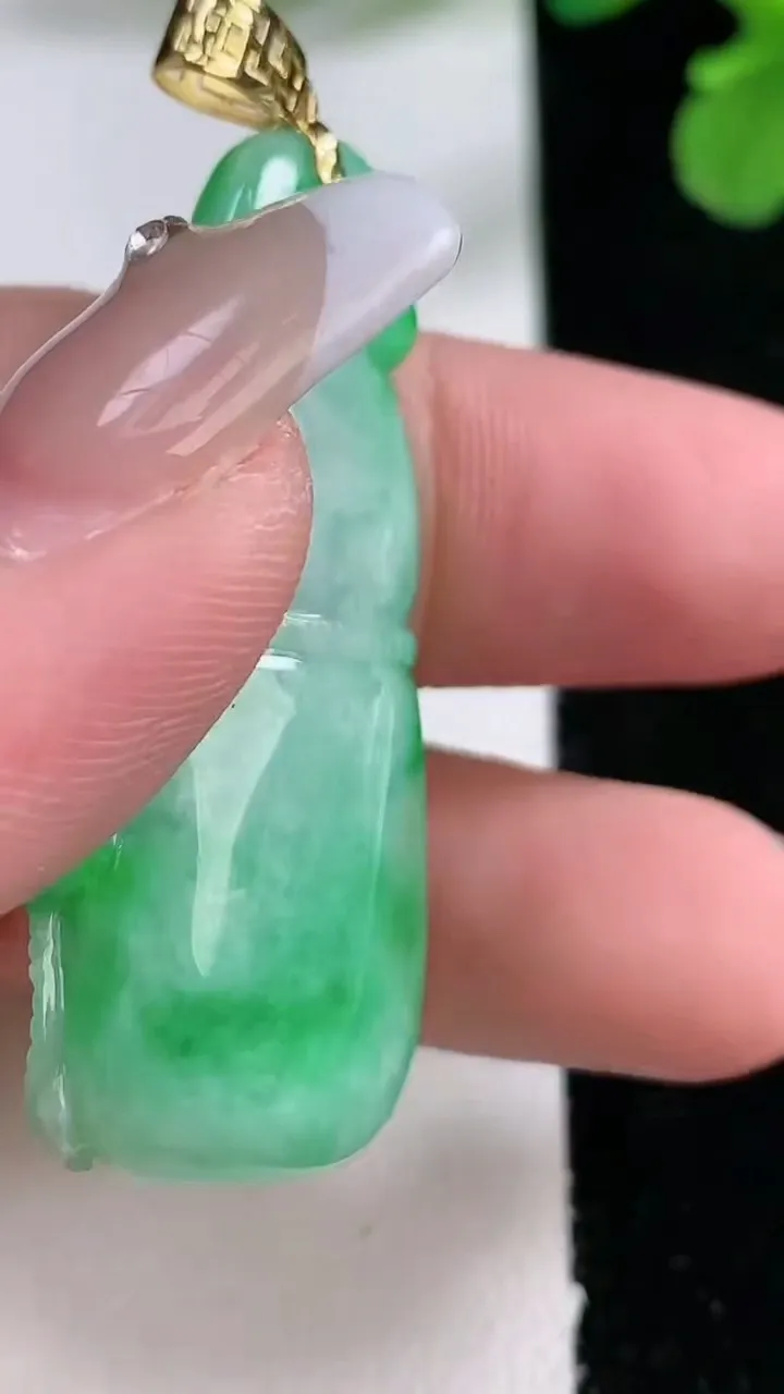 天然A货翡翠葫芦吊坠，尺寸43.5-20-10.6，重量:15.26g
1月2日