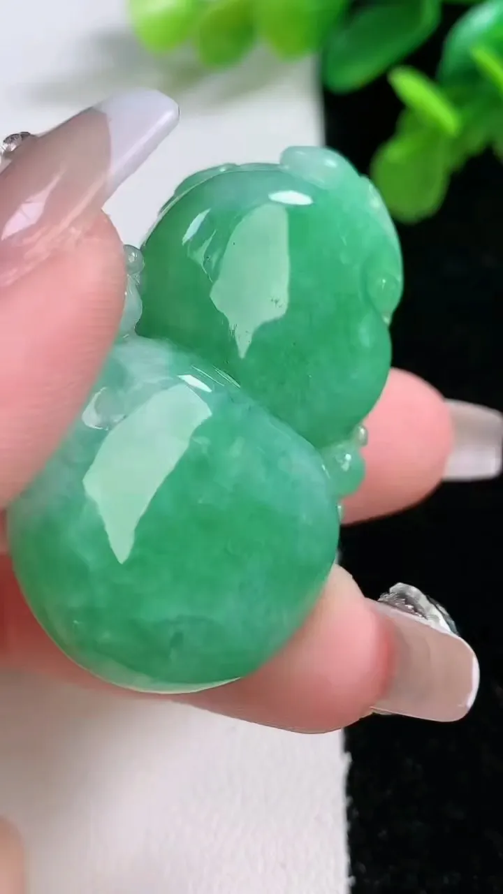 天然A货翡翠葫芦吊坠，尺寸43.7-27.2-12.4，重量:27.64g
1月2日